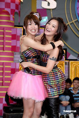 幻灯图：瑶瑶《我猜》秀性感 遭阿雅“咸猪手”