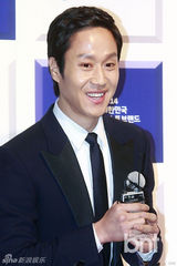 组图：韩星郑宇获韩国第一品牌大赏特别奖