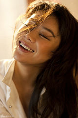 组图：袁姗姗最新家居写真 红裙秀乳沟沐浴阳光