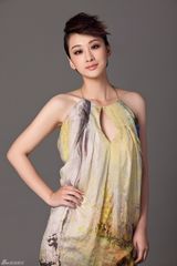 组图：穆婷婷写真婀娜多姿 水墨长裙显民族风