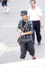 幻灯图：魏晨低调现身医院 口罩遮面疑似整容