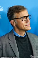 组图：柏林电影节众评委合影 梁朝伟微笑现身