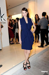 组图：陈法拉红裙亮相 阮经天否认接拍《大话西游》