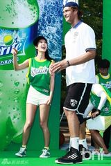 组图：演员Clara可爱运动造型 参加街头篮球赛