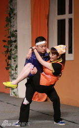 组图：新版《两老婆》首演 喻恩泰扮成情趣兔女郎