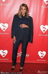 组图：席亚拉干练现身格莱美 帅气西装御姐范