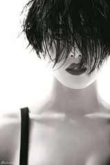 组图：辛芷蕾湿身魅惑出镜 变狂野摇滚女郎