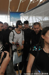 组图：吴尊黑超长袖现身上海 粉丝一路围追堵截