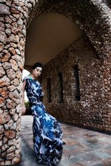 高清图：张茜化身古典女神 印染长裙展优雅风情