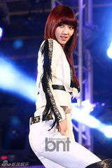 组图：9Muses部队举行新歌发布 成员遭军人强抱