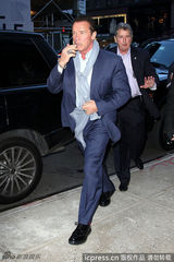 组图：施瓦辛格亮相纽约街头优雅绅士