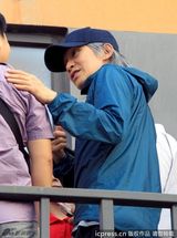 组图：周星驰亮相杭州吐舌卖萌