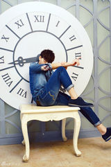 组图：胡夏冬日休闲写真 衬衫领结卖萌