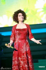 组图：蔡琴宝刀不老香港开唱 服装抢眼红袍闪金光