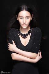 组图：杜十五新曝个性写真 深V露背冷艳张扬