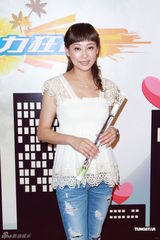 组图：新剧《爱.回家》宣传 众星现场互喂雪糕