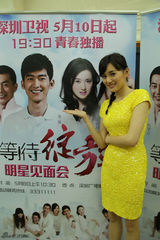 组图：江铠同绽放发布会 亮黄色小礼服青春十足