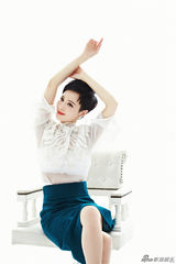 组图：石小群绿裙红唇写真 尽显冬日知性美