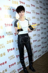 高清图：群星中歌榜后台亮相展示奖杯