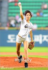 组图：韩女星李宥菲昭宥甜美为棒球赛开球