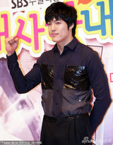 组图：《我的爱在我身边》首播 李素妍获两型男护花