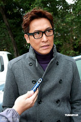 幻灯图：马德钟《女人最痛》热拍 张可颐病倒缺席