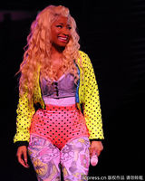 组图：麻辣鸡个唱粉丝强行上台 与保镖激烈扭打