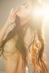 组图：颖儿魅惑写真 阳光下展露女人香