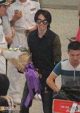 组图：俞灏明着弹力衣素颜现身 帅气撩发展笑颜