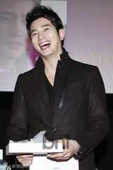 组图：朴施厚与粉丝共同收看《清潭洞》大结局