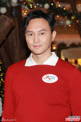 组图：张智霖表演变花束魔术 圣诞享家庭乐趣