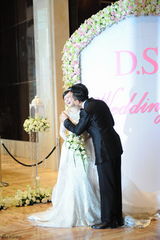 高清图：孙俪邓超上海大婚 新人现身当众亲吻