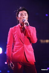 组图：郑伊健开唱遭催婚 女友蒙嘉慧到场欣赏