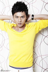 组图：叶祖新最新写真 活泼萌动变暖男