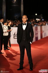 组图：《激战》彭于晏亮相红毯 光头抢镜