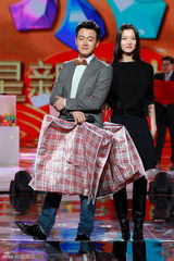 组图：佟大为东方春晚庆生 客串模特走秀