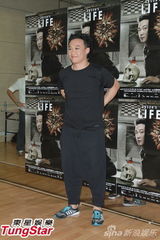 组图：陈奕迅开唱造型似黑山老妖 少说话多唱歌