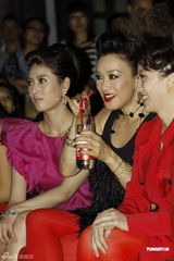 组图：钟丽缇红色裤袜惹火捞金 不受离婚影响展笑脸 