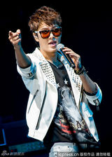 组图：李敏镐上海歌迷会皮衣搭印花T耍帅引尖叫