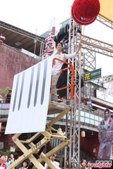 组图：严爵健身登高冒冷汗自嘲怕死