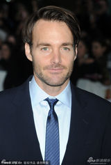 组图：安妮斯顿叉腰秀沟 未婚夫后台低调捧场