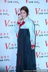 组图：昆凌枚红色短裙秀美腿 换韩服卖力吆喝代言