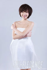 组图：万茜时尚写真白裙化身飘逸精灵