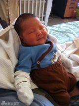 组图：连凯荣升当爸爸 妻子美国剖腹诞6斤重男婴