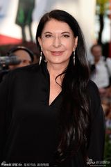 组图：行为艺术家阿布拉莫维奇黑衣亮相红毯