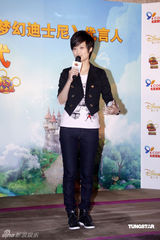 幻灯图：李宇春代言网游 否认将出演《新龙门客栈》