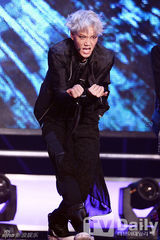 组图：EXO办回归秀咆哮掀高潮 女歌迷激动晕倒