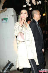 组图：梁朝伟刘嘉玲挽手出席张震婚礼秀恩爱