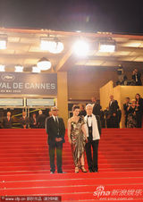 幻灯：《合法副本》首映 朱丽叶-比诺什大玩金属风