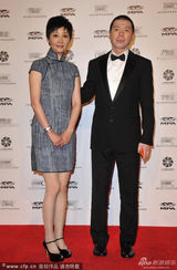 组图：冯小刚携徐帆现身晚宴 周迅笑容灿烂